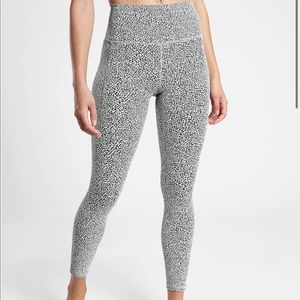 Athleta Salutation Stash Pocket II 7/8 Leggings